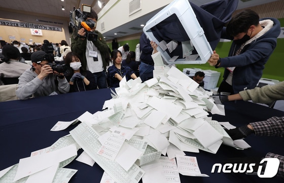 제22대 국회의원 선거 투표가 종료된 10일 오후 서울 용산구 신광여고에 마련된 개표소에서 개표사무원들이 투표함을 개함하고 있다. © News1 김민지 기자