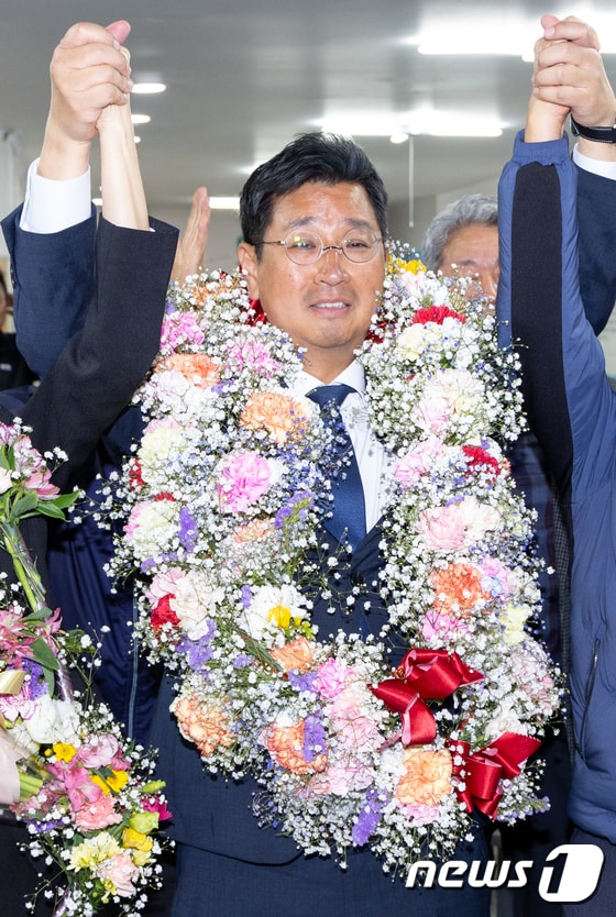 11일 제22대 국회의원 선거에 출마한 더불어민주당 김태선 울산 동구 후보가 자신의 선거사무소에서 당선이 확실시되자 꽃목걸이를 목에 걸고 환호하고 있다. (공동취재) 2024.4.11/뉴스1