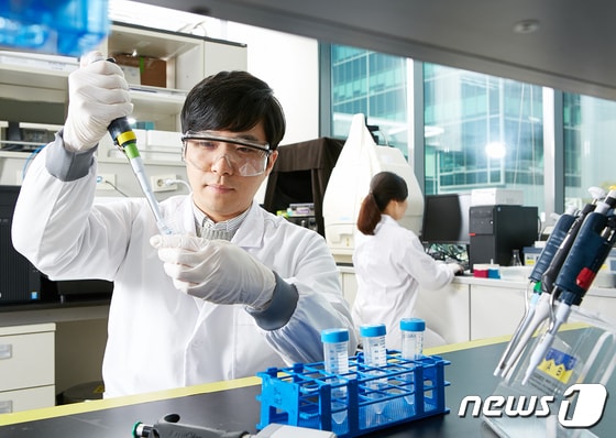 유한양행 중앙연구소 연구원들이 의약품 개발을 위한 연구를 하고 있다.(유한양행 제공)/뉴스1 © News1
