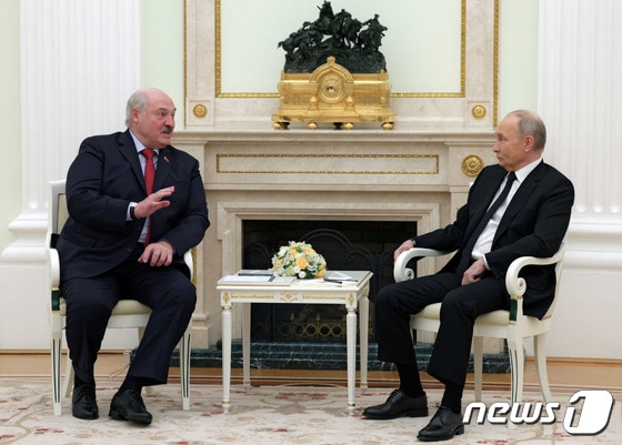 블라디미르 푸틴 러시아 대통령(오른쪽)이 지난 11일(현지시간) 모스크바 크렘린 궁에서 알렉산드르 루카셴코 벨라루스 대통령과 회담을 하고 있다. © 로이터=뉴스1 © News1 우동명 기자