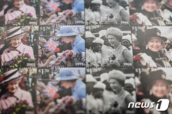 영국 에딘버러의 한 우체국에 2022년 서거한 엘리자베스 2세 왕의 우표가 전시돼 있다. 2022.09.11/ © AFP=뉴스1 © News1 권진영 기자