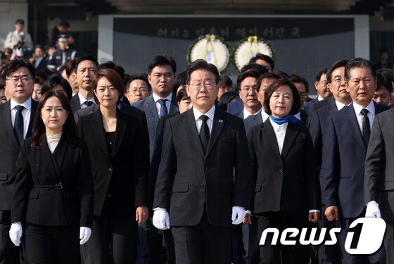 이재명 대표를 비롯한 더불어민주당 당선인들. 뉴스1 © News1 구윤성 기자