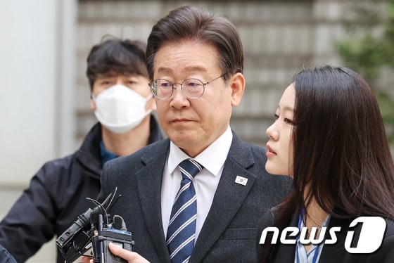이재명 대표가 공직선거법 위반 재판에 출석하기 위해 서울중앙지법에 들어서고 있다. 2024.4.12/뉴스1 © News1 민경석 기자