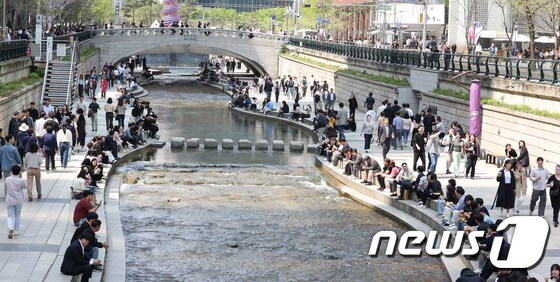 서울 청계천에서 점심식사를 마친 직장인들이 휴식을 취하고 있다. 2024.4.12/뉴스1 © News1 김명섭 기자