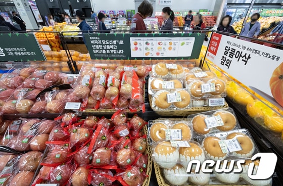 서울의 한 대형마트에서 시민들이 사과·배 등 과일을 살펴보고 있다. 2024.4.12/뉴스1 © News1 이재명 기자