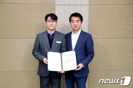 보은군 이달의 으뜸 공무원으로 선정된 윤희석 팀장(왼쪽) /뉴스1 
