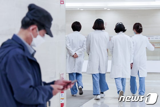 12일 서울의 한 대학병원에서 의료진이 오가고 있다. 2024.4.12/뉴스1 © News1 민경석 기자
