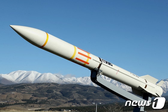 2024년 2월 17일 이란 테헤란에서 열린 제막식에서 이란 미사일이 전시돼 있다<자료사진>. 2024.02.17.  © 로이터=뉴스1 © News1 최종일 기자