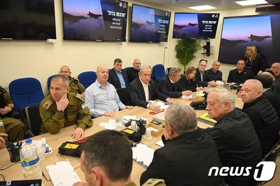 14일(현지시간) 이스라엘 텔아비브에서 배냐민 네타냐후 이스라엘 총리가 전쟁 내각 회의에 참석하고 있다. 2024.04.14 © AFP=뉴스1 © News1 정지윤 기자