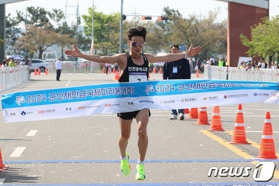 김재민이 4일 군산새만금국제마라톤대회'에서 2시간20분12초의 기록으로 우승을 차지했다.(대한육상연맹제공)