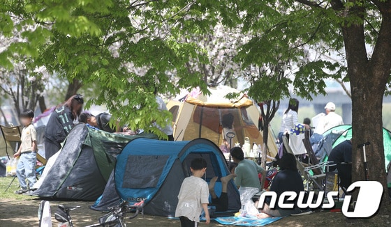 전국적으로 초여름 날씨를 보인 14일 서울 여의도 한강공원에서 시민들이 나무 그늘 밑에 텐트를 치고 더위를 식히고 있다. 2024.4.14/뉴스1 © News1 임세영 기자