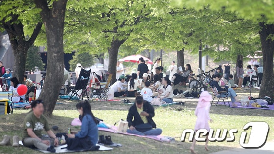 서울 여의도 한강공원에서 시민들이 나무 그늘 밑에 텐트를 치고 더위를 식히고 있다. 2024.4.14/뉴스1 © News1 임세영 기자