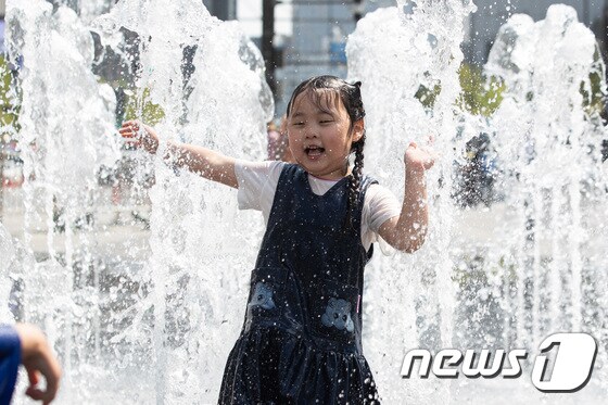 서울 낮 최고기온이 30도까지 오르는 등 초여름 날씨가 이어진 14일 서울 광화문광장 분수대에서 어린이들이 물놀이를 즐기며 더위를 식히고 있다. 2024.4.14/뉴스1 © News1 유승관 기자