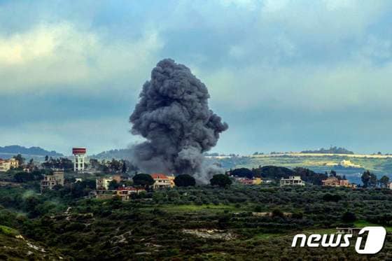 13일 레바논 남부 국경마을인 타이라하르파에 대한 이스라엘의 공습 이후 연기가 피어오르고 있다. 2024.04.13.© AFP=뉴스1 © News1 
