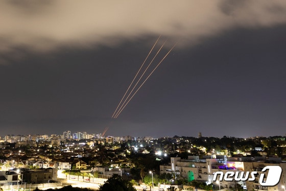 14일(현지시간) 이스라엘 아슈켈론에서 방공망 아이언돔이 이란의 드론과 미사일을 향해 발사되는 모습이 보인다. 2024. 4. 15 © 로이터=뉴스1 © News1 우동명 기자