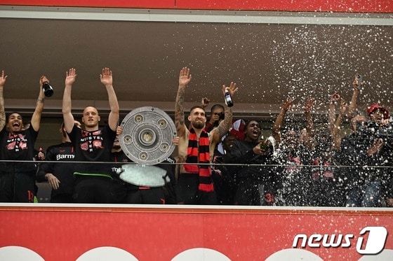 리그 첫 우승을 기뻐하고 있는 레버쿠젠 선수들. © AFP=뉴스1
