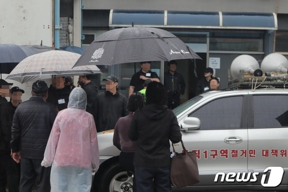 법원이 15일 충북 청주 사직1구역에서 이주를 거부하는 상가에 대한 강제집행 절차를 밟고 있다.2024.04.15./뉴스1