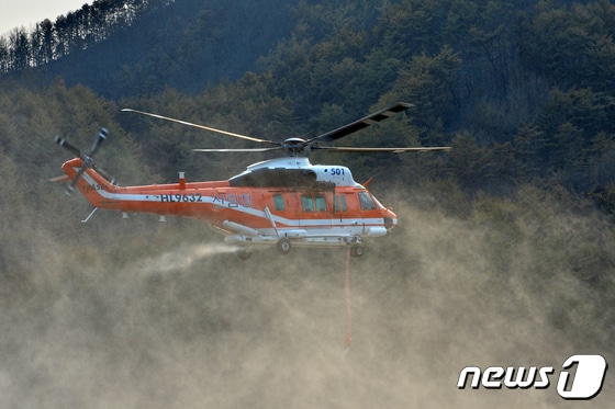2022년 경북 울진군 산불 당시 현장에 투입된 수리온 헬기(KUH-1FS).  (울진=뉴스1) 최창호 기자 