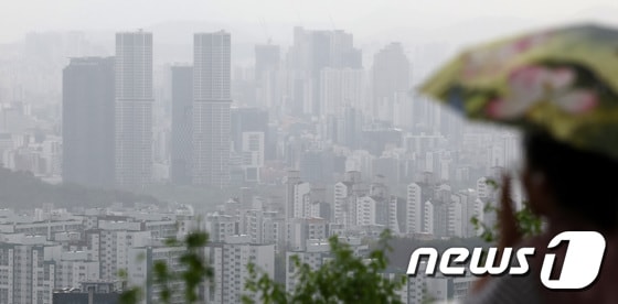  남산에서 서울 아파트 단지가 보이고 있다. 2024.4.15/뉴스1 © News1 박지혜 기자