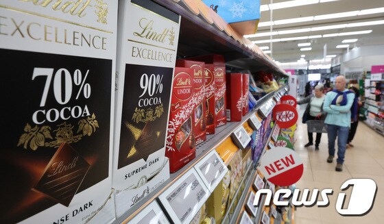 15일 서울의 한 대형마트에서 시민들이 초콜릿을 고르고 있다. 2024.4.15/뉴스1 © News1 신웅수 기자