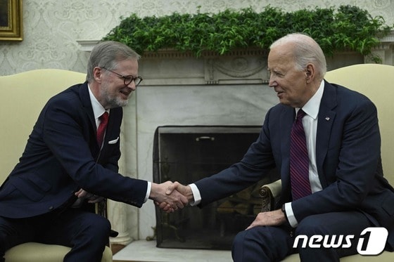 조 바이든 미국 대통령이 15일(현지시각) 워싱턴 백악관에서 무함마드 시아 알 수다니 이라크 총리와 회담 중 악수를 하고 있다. 2024. 4.16 © AFP=뉴스1 © News1 우동명 기자