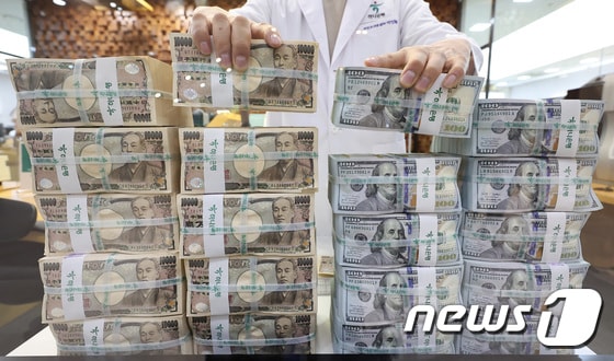 서울 중구 하나은행 위변조대응센터에서 직원이 엔화와 달러를 정리하고 있다. © News1 김성진 기자