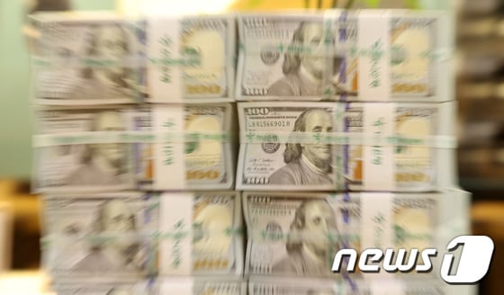 서울 중구 하나은행 위변조대응센터에 진열된 달러. (자료사진) 2024.4.16/뉴스1 © News1 김성진 기자