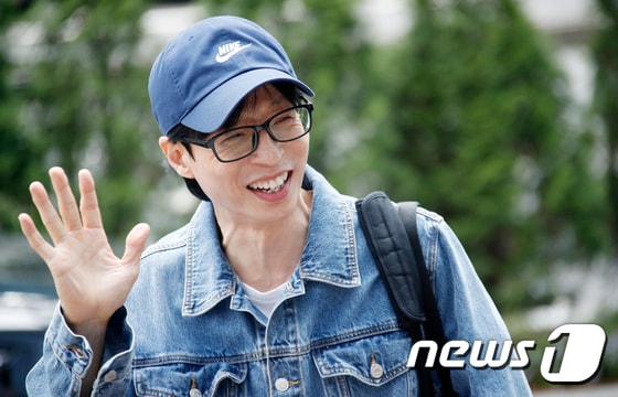방송인 유재석이 '싱크로유' 녹화를 위해 16일 서울 영등포구 KBS에 도착해 유쾌한 미소를 짓고 있다. © News1 권현진 기자