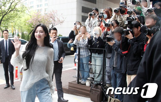 에스파 카리나가 '싱크로유' 녹화를 위해 16일 서울 영등포구 KBS에 도착해 팬들 환호를 받으며 스튜디오로 이동하고 있다.© News1 권현진 기자