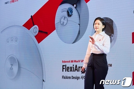 16일 열린 '로보락 S8 MaxV Ultra 론칭쇼'에서 김서영 로보락 한국 마케팅 총괄이 발표하고 있다. (로보락 제공)