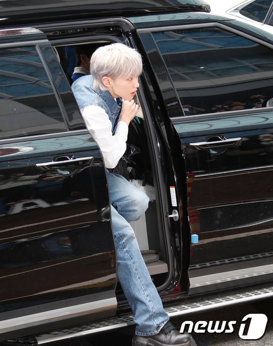 세븐틴 호시가 '싱크로유' 녹화를 위해 16일 서울 영등포구 KBS에 도착해 차에서 내리고 있다. © News1 권현진 기자