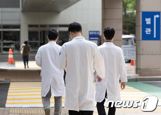 16일 서울 소재의 한 대학병원에서 의료진들이 발걸음을 옮기고 있다. 2024.4.16/뉴스1 © News1 이재명 기자