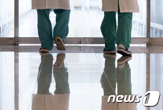 16일 서울 소재의 한 대학병원에서 의료진들이 발걸음을 옮기고 있다. 2024.4.16/뉴스1 © News1 이재명 기자