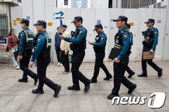 경찰 기동순찰대가 16일 서울 종로 일대를 순찰하고 있다. 2024.4.17/뉴스1 © News1 유승관 기자