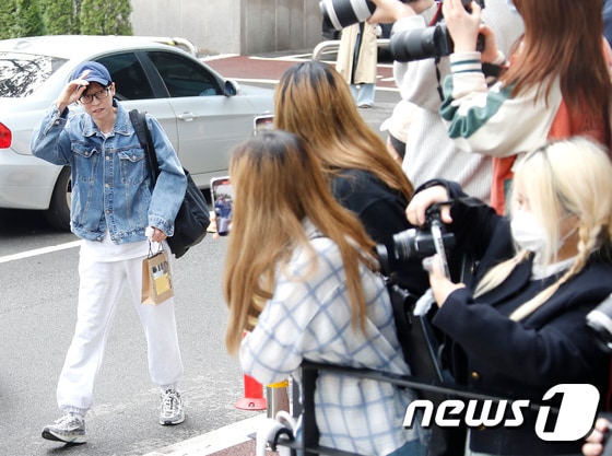 방송인 유재석이 '싱크로유' 녹화를 위해 16일 서울 영등포구 KBS에 도착해 인사를 하고 있다. © News1 권현진 기자