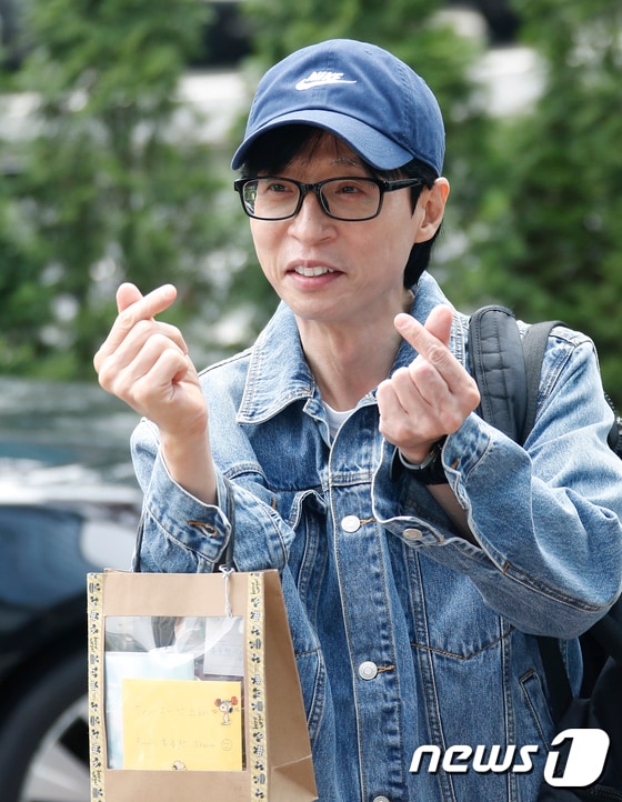 방송인 유재석이 '싱크로유' 녹화를 위해 16일 서울 영등포구 KBS에 도착해 하트를 그리고 있다. © News1 권현진 기자