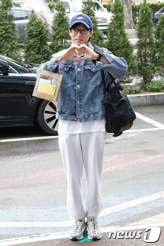 방송인 유재석이 '싱크로유' 녹화를 위해 16일 서울 영등포구 KBS에 도착해 환호하는 팬에게 하트를 보내고 있다. © News1 권현진 기자