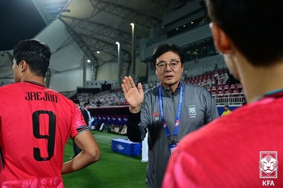 절묘한 용병술로 승리를 이끈 황선홍 23세 이하 올림픽 대표팀 감독 (대한축구협회 제공)