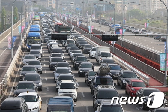 17일 출근길 한강대교 투신 소동으로 도로가 꽉 막혀 있다. 2024.4.17/뉴스1 © News1 김도우 기자