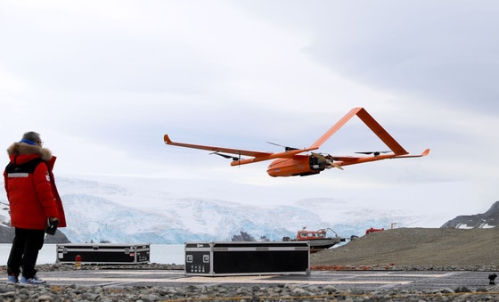 SK브로드밴드가 남극에서 양자보안기술을 활용한 '드론 4K 영상' 실시간 전송에 성공했다고 17일 밝혔다. (SK브로드밴드 제공)
