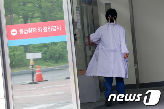 17일 서울 소재의 한 대학병원에서 한 의료진이 발걸음을 옮기고 있다. 2024.4.17/뉴스1 © News1 김성진 기자