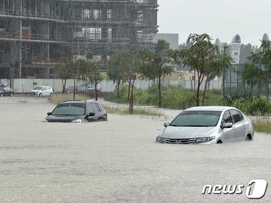 16일(현지시간) 아랍에미리트 두바이에 폭풍우가 몰아쳐 차량들이 물에 잠겨 있다. 2024.04.16 © 로이터=뉴스1 © News1 정지윤 기자