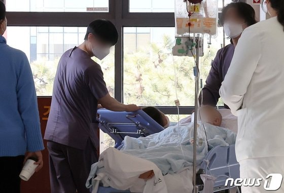 서울의 한 종합병원에서 의료진이 이동하고 있다. 2024.3.8/뉴스1 © News1 이동해 기자