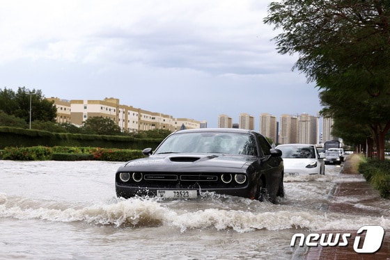 차량들이 물속을 운행하고 있다. © 로이터=뉴스1 © News1 박형기 기자