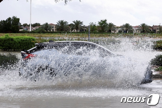 한 차량이 물보라를 일으키며  질주하고 있다. © 로이터=뉴스1 © News1 박형기 기자