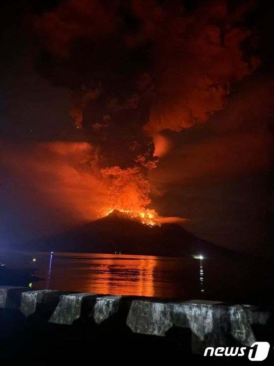 루앙 화산이 폭발해 용암과 화산재가 치솟고 있다. 2024.04.17 © AFP=뉴스1 © News1 우동명 기자