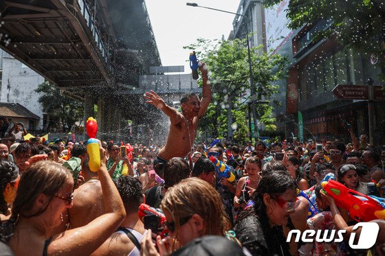 13일(현지시간) 태국 수도 방콕에서 송크란을 기념한 물 축제가 벌어지고 있다. 2024.4.13 © 로이터=뉴스1 © News1 강민경 기자