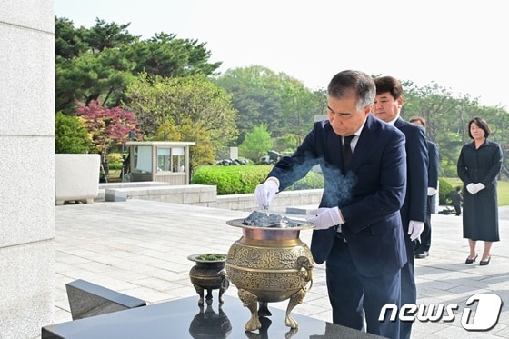 김현기 서울시의회 의장이 17일 국립4‧19민주묘지 현충탑을 찾아 참배했다.