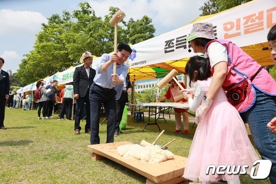 이응우 시장이 지난해 열린 도시농업 축제에서 떡방아를 찧고 있다. (계룡시 제공) /뉴스1