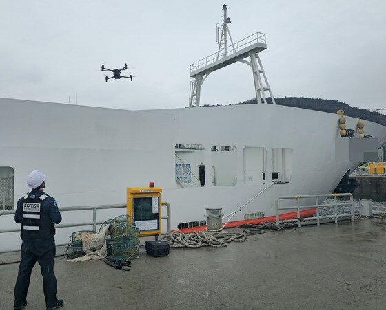  보령운항관리센터 관계자가 드론으로 여객선을 점검하고 있다. (보령운항관리센터 제공)/뉴스1